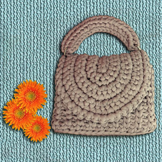 Bolso o cartera tejida a mano. Bolsos personalizados. Carteras personalizadas.Bolsos en trapillo. Talykí Taller de Tejidos y diseño textil