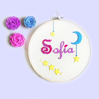 Tambor bordado personalizado con tu nombre. Tejidos decorativos en crochet. Talykí Taller de Tejidos y diseño textil