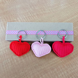 Llavero tejido a mano en forma de corazón. Llavero de corazón. Llaveros tejidos personalizados. Talykí Taller de Tejidos y diseño textil