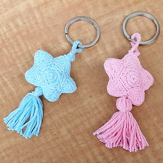 Llavero tejido a mano en forma de estrellas. Llavero de estrella tejido a crochet. Llaveros tejidos personalizados. Talykí Taller de Tejidos y diseño textil