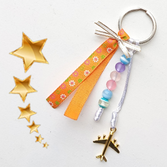 Llavero de avión. Llavero cintas. Llaveros originales elaborados a mano. llaveros sencillos para regalar. Regalos sencillos. Recordatorios tejidos a crochet. Regalos para pilotos. Tejidos personalizados. Talykí Taller de Tejidos y diseño textil