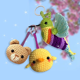 Llavero tejido en forma de Colibrí, llavero de colibrí tejido en varios colores, Oso tejido a crochet, llaveros de diferentes tamaños, llavero de pollito y otros animales. Llaveros tejidos personalizados. Talykí Taller de Tejidos y diseño textil
