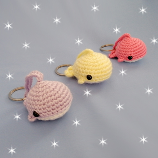 Llavero tejido con motivo de ballenas, delfines, peces. Llaveros tejidos personalizados. Animales marinos.Talykí Taller de Tejidos y diseño textil