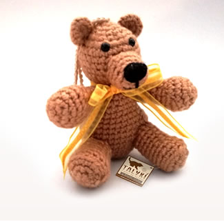 Osito tejido en lana. Muñecos tejdos personalizados. Talykí Taller de Tejidos y diseño textil