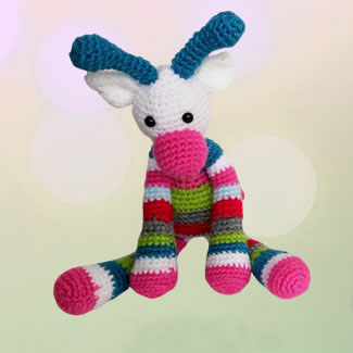 Jirafa tejida en crochet. Muñecos tejdos personalizados. Talykí Taller de Tejidos y diseño textil