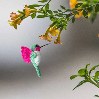 Colibrí amigurumi. Muñecos tejdos personalizados. Talykí Taller de Tejidos y diseño textil