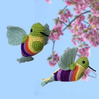 Colibrí colores amigurumi. Muñecos tejdos personalizados. Talykí Taller de Tejidos y diseño textil
