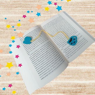 Separador de lectura tejido. Separador de libros. Marcadores de lectura tejidos. Tejidos a mano. Separador de lectura taza de café. Talykí Taller de Tejidos y diseño textil